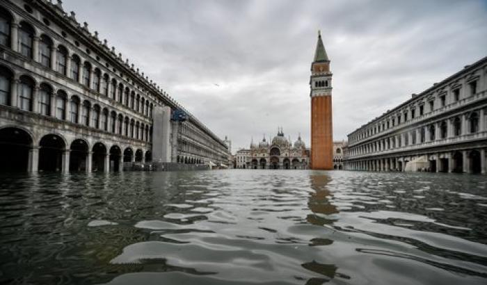 Venezia in ginocchio, il 70% del centro storico è sott'acqua
