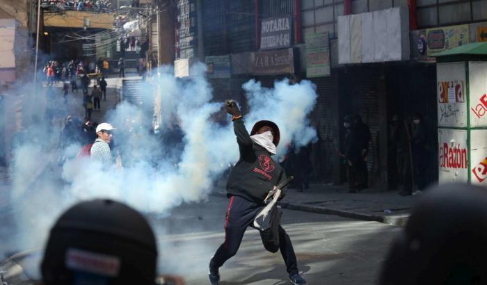 Bolivia, la polizia reprime con le armi una manifestazione pro Morales: otto morti