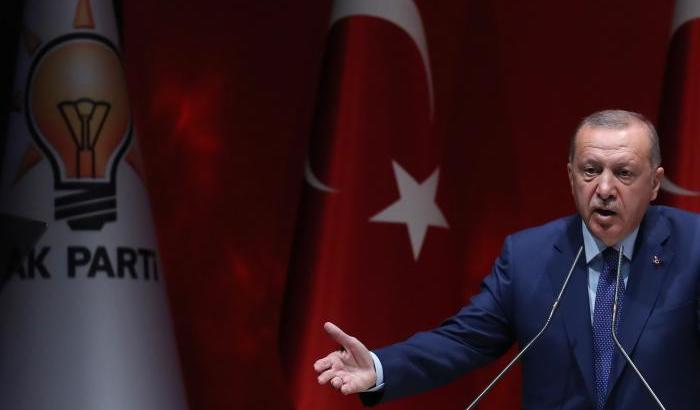 Il 'golpe' di Erdogan contro il partito filo-curdo: arrestati 30 sindaci
