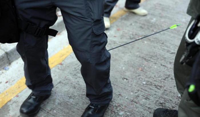 Altre violenze a Hong Kong: i manifestanti colpiscono un poliziotto con una freccia