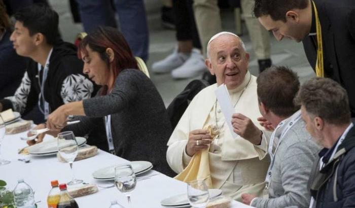 Il Papa a pranzo con 1500 poveri e senza carne di maiale: che diranno i fascio-sovranisti?"