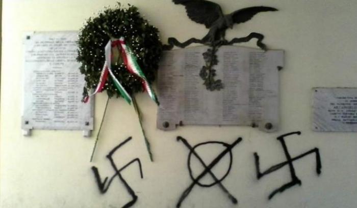 La lapide imbrattata con la svaztica nazista a Genzano
