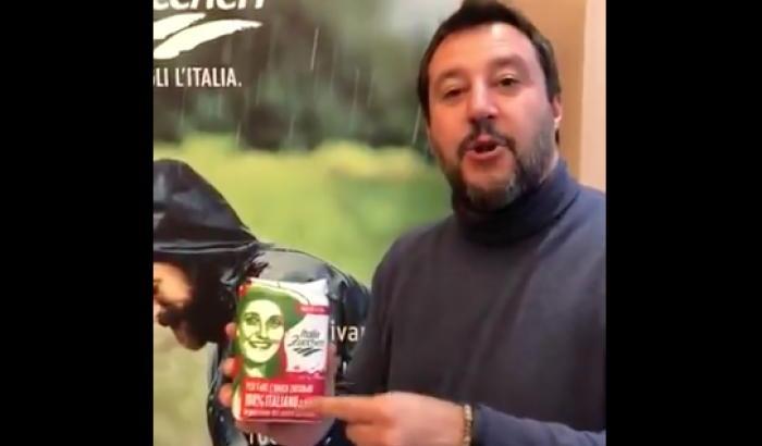 Per raccattare voti Salvini fa le televendite: "Comprate italiano"