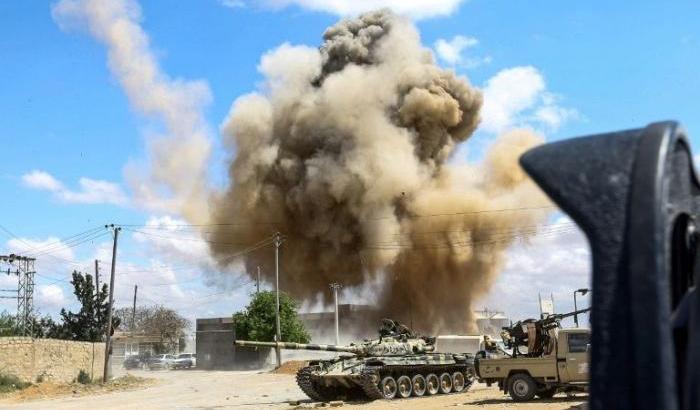 Un raid aereo a Tripoli fa 10 morti e 35 feriti, l'inviato dell'Onu: "È un crimine di guerra"