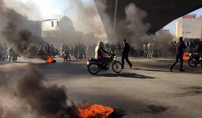 Proteste in Iran, il governo promette: "Impicchiamo i leader della rivolta"