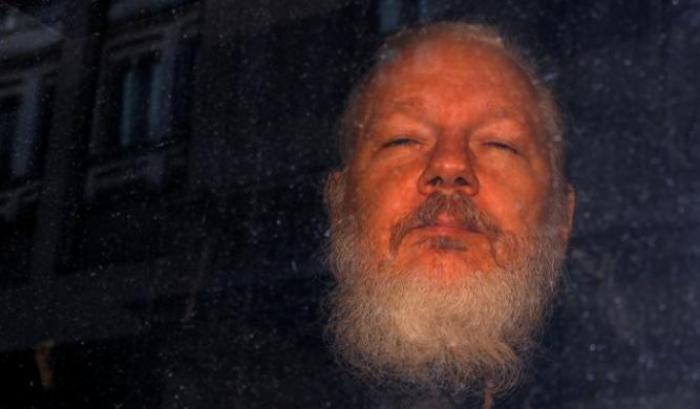Il potere segreto e la distruzione della verità: il caso Julian Assange