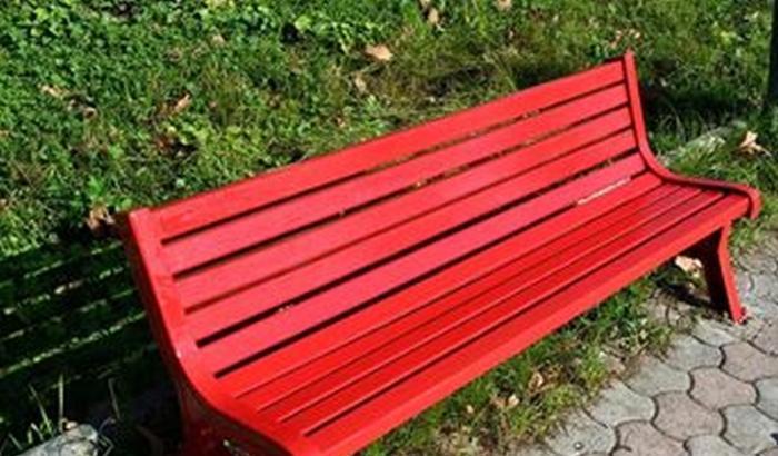Una panchina rossa