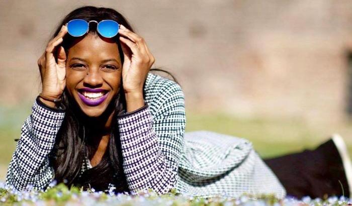 "Scimmia sgranocchiabanane", Loretta ha denunciato il razzista: "Non ho paura"