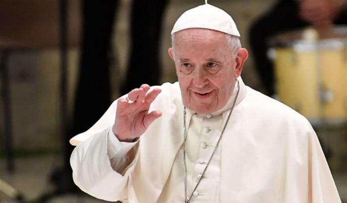 Papa Francesco: "Beato non è chi ha la pancia piena ma chi si dedica agli altri"
