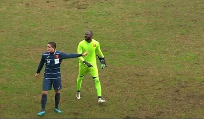 L'ipocrisia del calcio: squalificato il portiere che ha reagito agli insulti razzisti