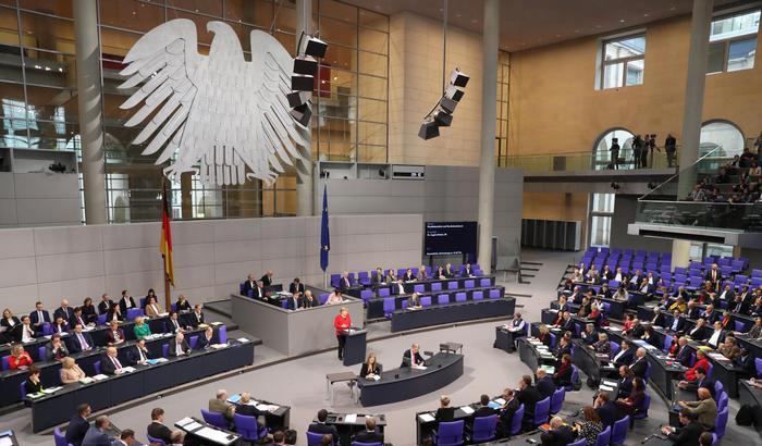 Merkel contro i sovranismi: "L'Europa da sola non può difendersi"