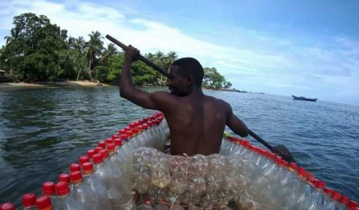 L'idea di un giovane camerunense per riciclare la plastica: barche fatte di bottiglie
