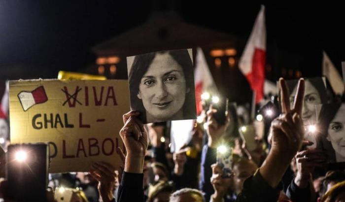 Omicidio Caruana Galizia, i Labour di Malta appoggiano Muscat, ma la piazza è in rivolta: "Dimettiti subito"