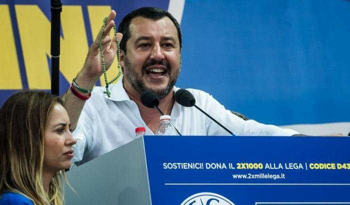 Salvini a processo per vilipendio e i reazionari organizzano un rosario per sostenerlo