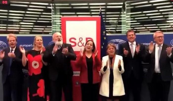 Gentiloni e i commissari europei cantano 'Bella ciao' in Parlamento