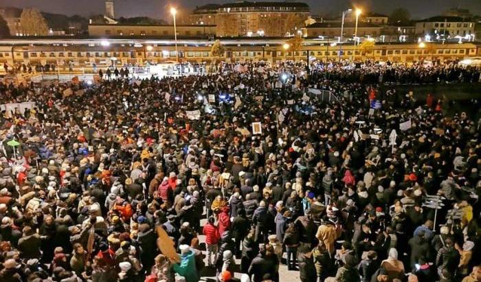Migliaia di Sardine a Ravenna oscurano il comizio di Salvini