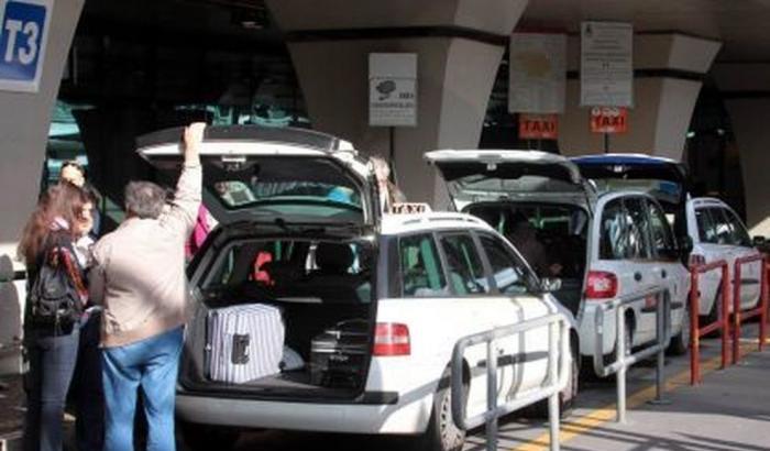 Rissa a Fiumicino, un tassista prende a pugni un passeggero nell'indifferenza dei presenti