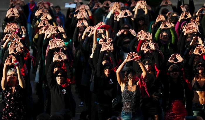 "Lo stupratore sei tu": il flash mob delle donne cilene che ha conquistato il mondo è anche a Roma
