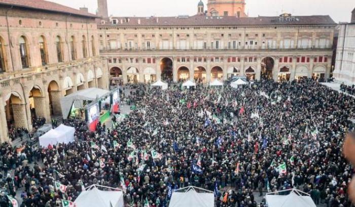 Il comizio di Bonaccini a piazza Maggiore