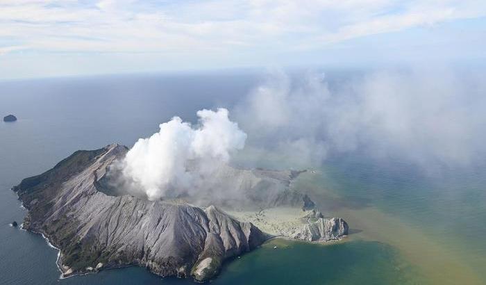 Un vulcano erutta in Nuova Zelanda durante una visita guidata: tutti e 50 gli escursionisti morti