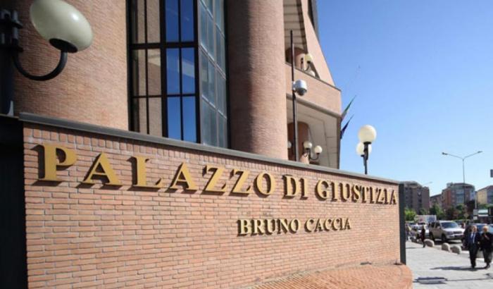 Uccise il padre per difendere la madre. Il fratello: "Mio padre era un diavolo"