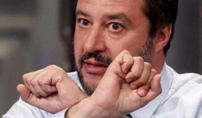 Salvini gioca sull'equivoco: difendere i confini non è reato, sequestrare le persone sì