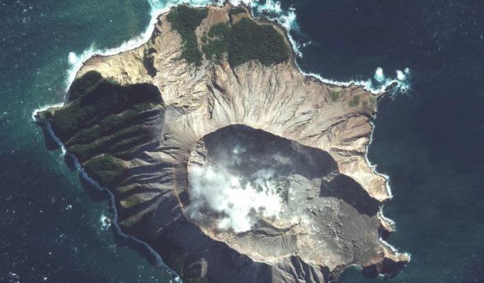 Il vulcano Whakaari che ha fatto strage di turisti riprende l'attività e ostacola i soccorsi