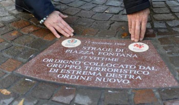 La targa in memoria delle vittime della strage di Piazza Fontana