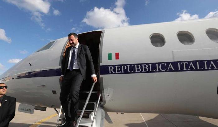 Voli di Stato, Salvini indagato per abuso d'ufficio: verifiche su 35 voli