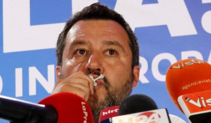 Salvini che bacia il rosario
