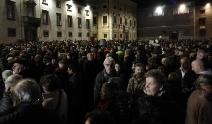 "Pisa si slega": le Sardine in piazza contro l'odio (e il sindaco di destra)