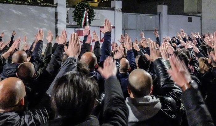 Chiesto il processo per 28 fascisti: tra loro l'editore del libro-intervista a Salvini