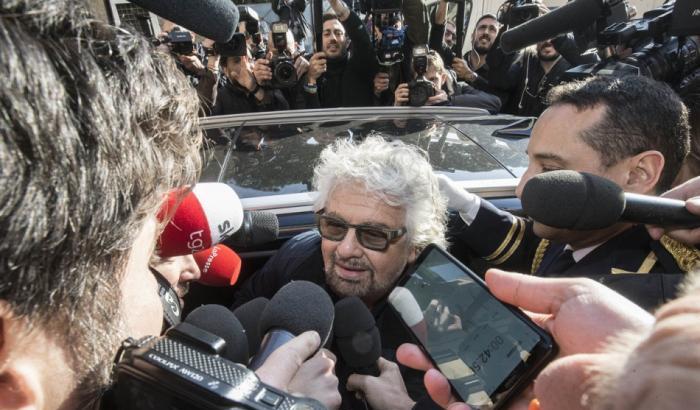 Grillo va a placare la rivolta M5s ma insulta i giornalisti: "Avete l'alito cattivo"