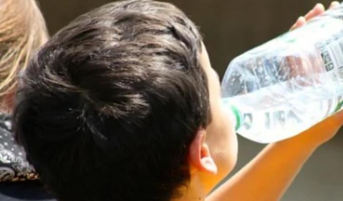 Bambino beve da una bottiglietta d'acqua e finisce in ospedale