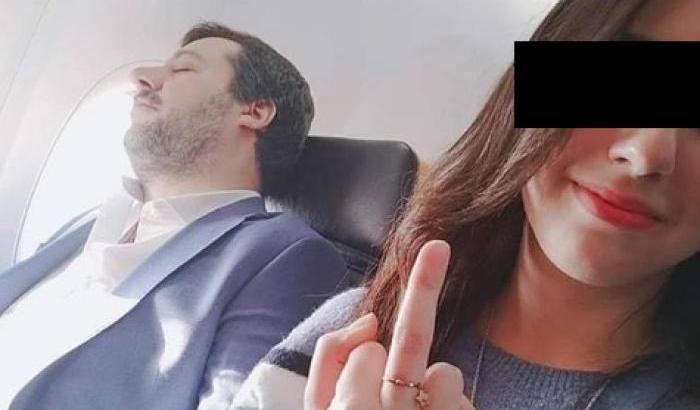 La foto virale del giorno: una ragazza fa il dito medio a Salvini addormentato (e lui la mette alla gogna)