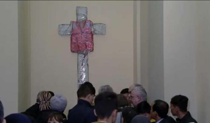 Papa Francesco, una croce di salvagenti per ricordare i migranti morti in mare