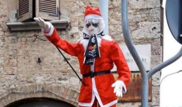Ad Ascoli Piceno (dove i nostalgici festeggiano la Marcia su Roma) spunta un Babbo Natale fascista