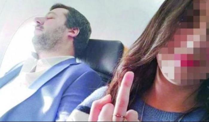 La ragazza che ha fatto il dito medio a Salvini costretta a chiudere i profili social