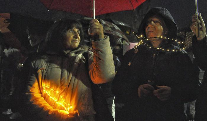 Centinaia di Sardine sotto la pioggia ad Aosta: "Salvini parla alla pancia, noi al cuore"