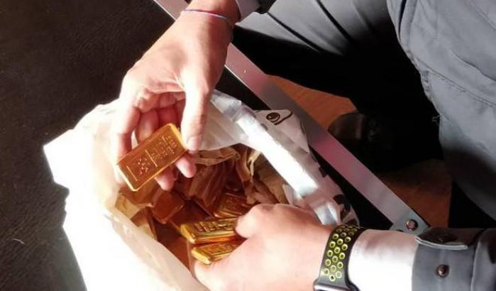 Acquistano lingotti d'oro con i soldi destinati agli sfollati del sisma, scandalo per un albergo nelle Marche