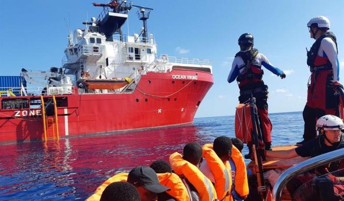 L'appello d Ocean Viking alla Ue: "Abbiamo 572 migranti, fateci sbarcare in un luogo sicuro"