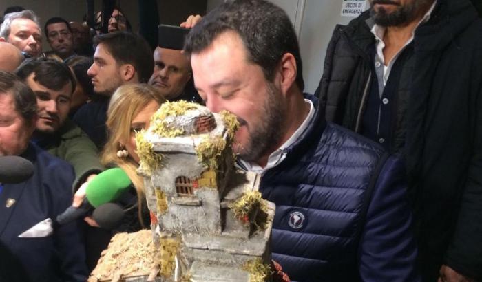 Salvini con il presepe
