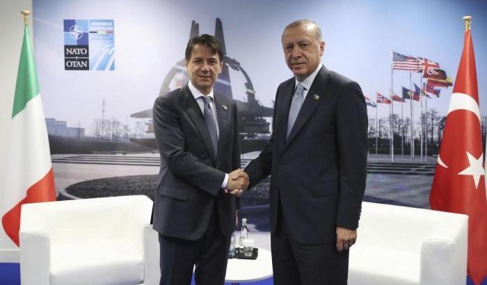 Erdogan picchia forte. Berlino non porge l'altra guancia, l'Italia sì
