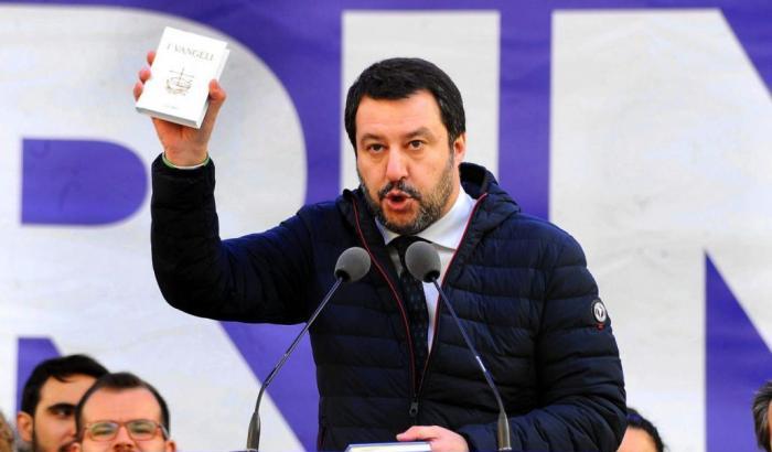 Dal dio Po al rosario e al Vangelo: la svolta di Salvini che ora vuole i voti anche dei 'terroni'