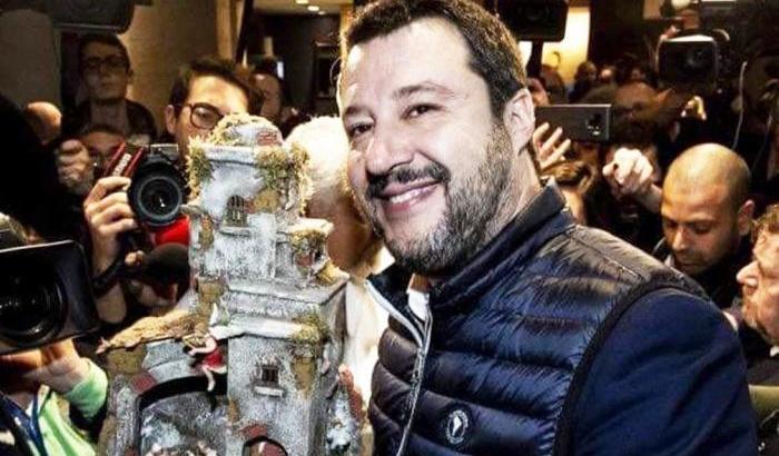 00054CFC-salvini-con-il-presepe Salvini con il presepe