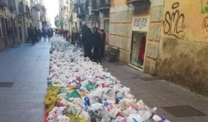 Centinaia di sacchetti della spesa su un tappeto rosso: il regalo di Natale degli abitanti di Iglesias per i poveri