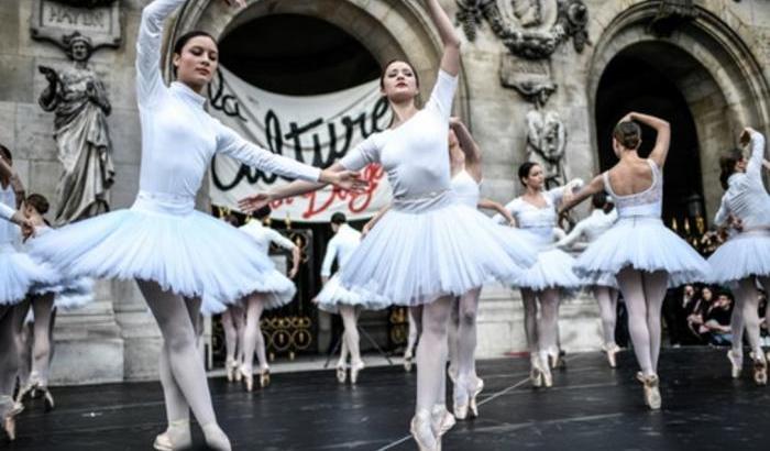 Contro la riforma delle pensioni di Macron anche le ballerine dell'Opera di Parigi
