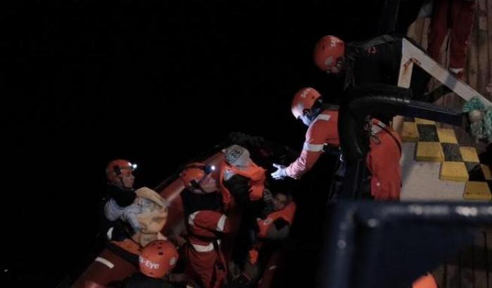 Alan Kurdi salva 32 migranti a largo della Libia: tra loro 10 bambini