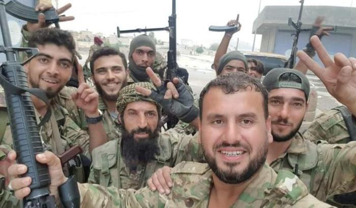 Jihadisti filo-turchi che hanno invaso il Rojava per conto di Erdogan