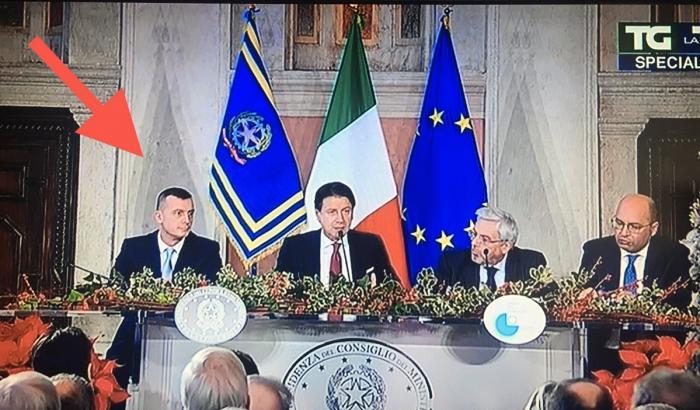 Casalino a fianco di Conte alla conferenza stampa e il web si scatena: "Ma che è la badante?"